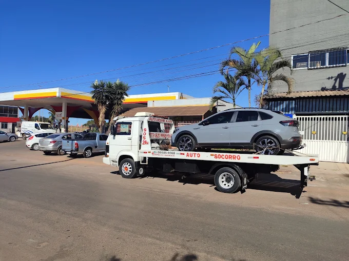 Guincho da Auto Socorro Alves transportando um carro sobre a plataforma