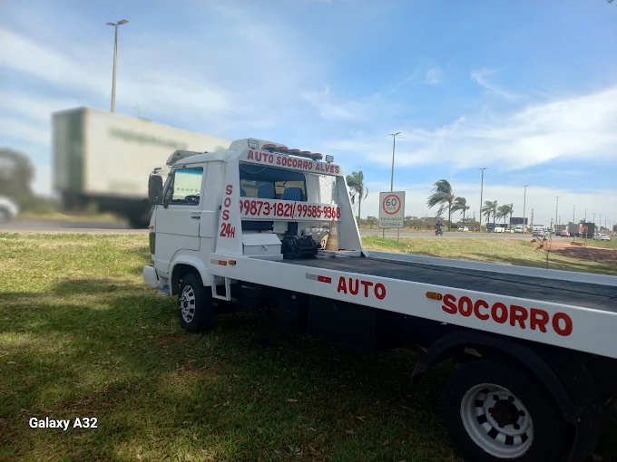 Lateral do caminhão guincho com a identificação Auto Socorro Alves